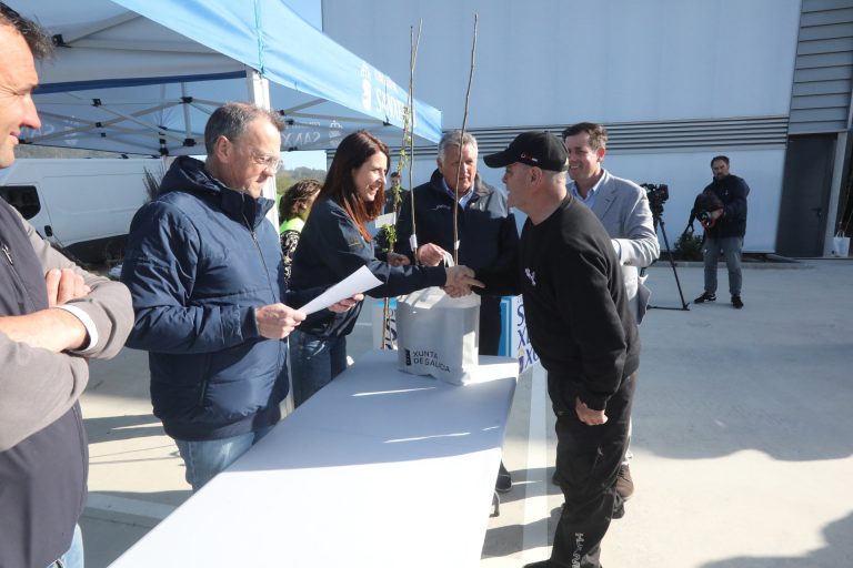 Medio Rural entrega más de 1.400 árboles autóctonos para plantar en franjas secundarias para la prevención de incendios