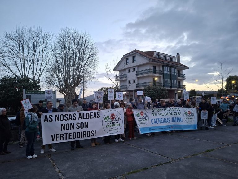 Sonora protesta de unos 150 vecinos de Teo (A Coruña) ante el consistorio contra la planta de residuos de construcción