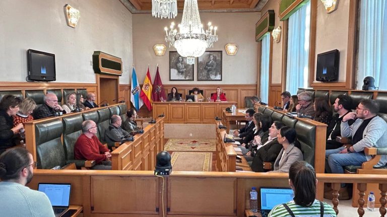 AV.- Aprobados inicialmente los presupuestos de Santiago al salir adelante la cuestión de confianza a la alcaldesa