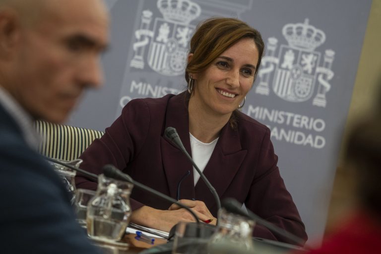 El BOE publica la modificación de la normativa para limitar la práctica sanitaria a profesionales con titulación