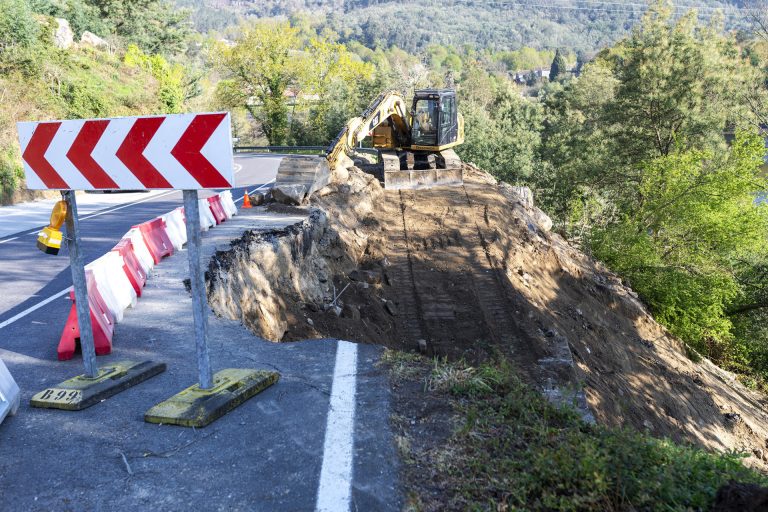 Diputación de Ourense inicia la reparación de carreteras en Carballeda de Avia y Coles tras los derrumbes por temporal