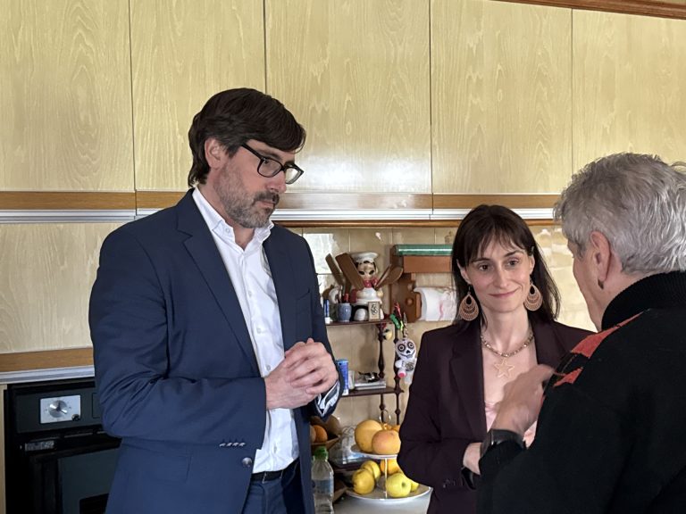 RDG activa un servicio de atención a vecinos de Mondigo para tramitar los descuentos en la factura de la luz