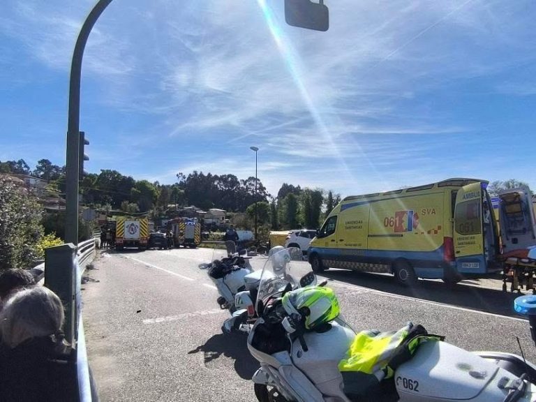 Al menos dos heridos en un accidente entre un camión de bomberos y dos coches en Vigo