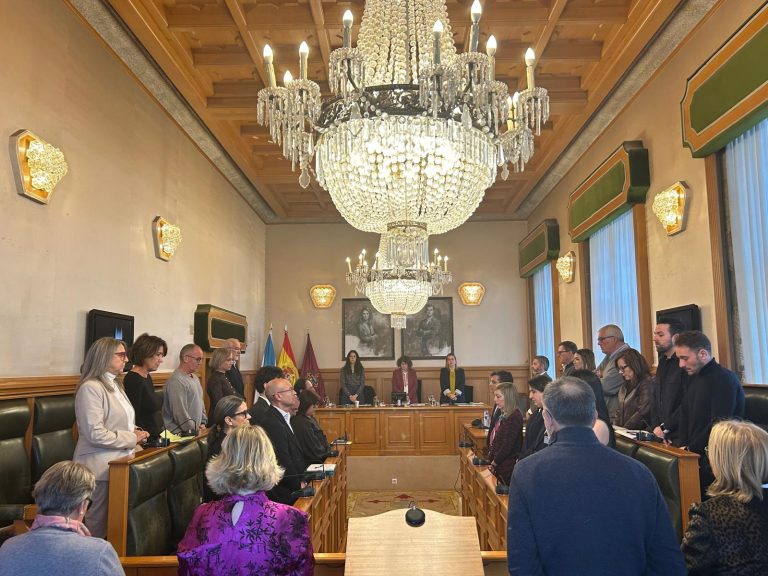 El pleno de Santiago pide por unanimidad la retirada «inmediata» de los residuos de la cantera de Miramontes