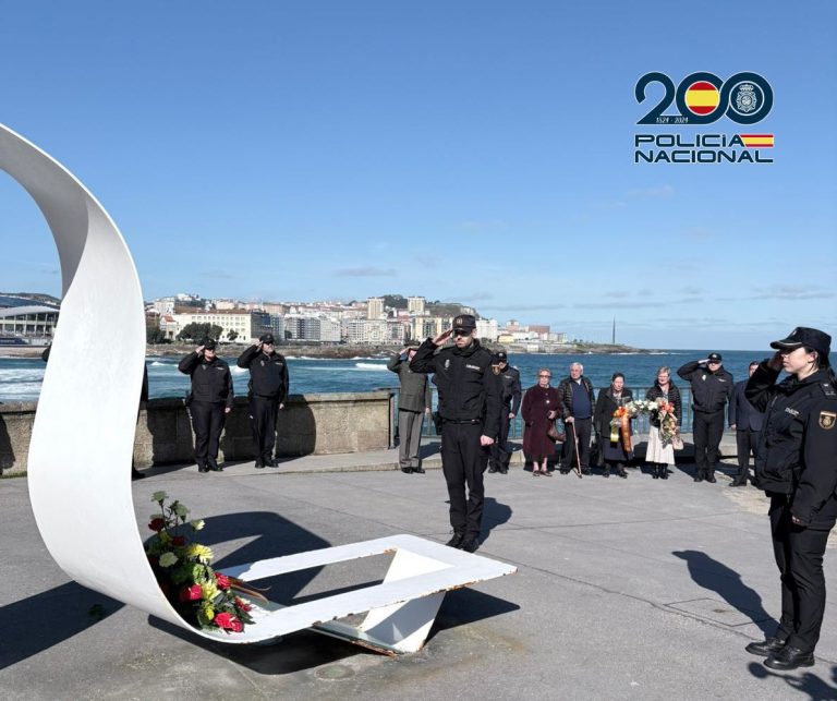 La Policía Nacional recuerda a los tres policías fallecidos en el Orzán en A Coruña al intentar rescatar a un joven