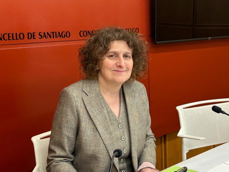 La alcaldesa de Santiago marca el contrato de transporte como «la mayor urgencia» en la ejecución de los presupuestos