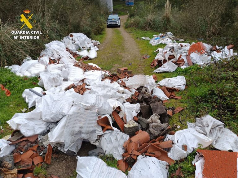 Sucesos.- Denunciado un vecino de Culleredo por abandonar residuos domésticos y procedentes de obra en el monte