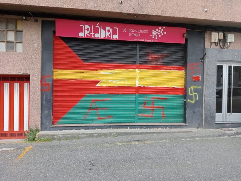 Vandalizan la sede de una asociación cultural en Ferrol con esvásticas y un símbolo franquista