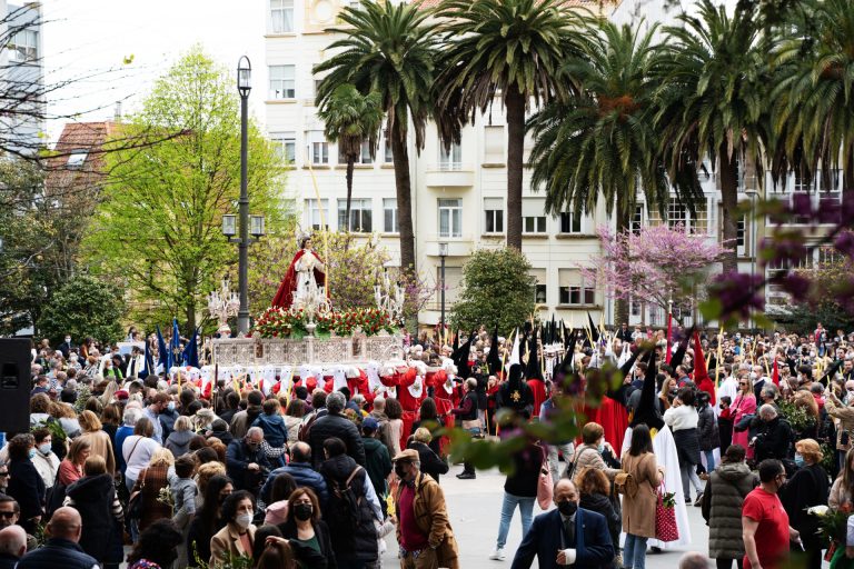 S.Santa.- La Semana Santa en Galicia: de las procesiones de Ferrol y Viveiro a las escenificaciones de Paradela