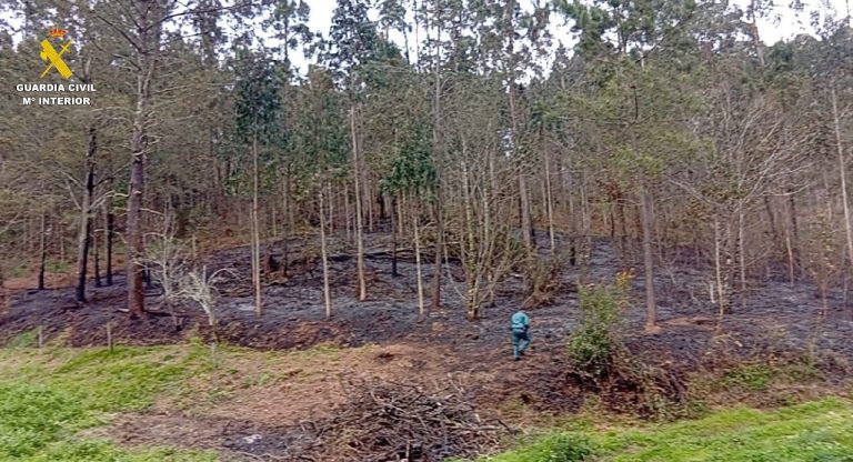 Investigado un vecino de Miño como presunto autor de un delito de incendio forestal por una quema sin autorización