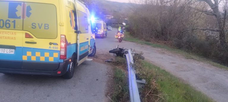 Sucesos.- Muere un motorista de 48 años tras salirse de la vía y colisionar con una bionda en Riós (Ourense)