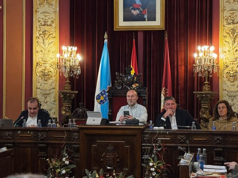 Jácome rechaza incluir la moción de PP, PSOE y BNG en el pleno municipal, y la oposición lo tilda de «cobarde»