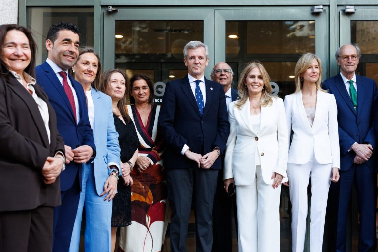 Rueda desea suerte a la nueva junta directiva del Consello Galego de Economistas y agradece al equipo saliente su labor