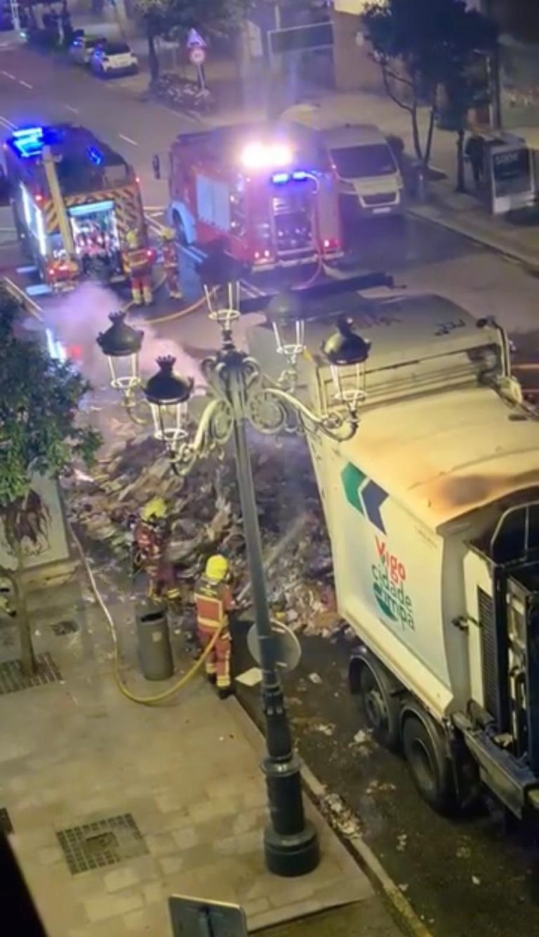 Un camión de la basura se incendia en Vigo y deja toda su carga esparcida en la calle García Barbón