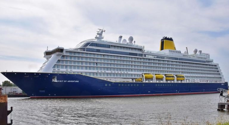 Evacuado en helicóptero un tripulante enfermo del crucero ‘Spirit of Adventure’, después trasladado al CHUAC