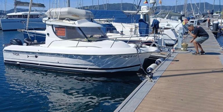 Remolcan hasta Vigo un yate que se quedó sin propulsión en medio de la ría