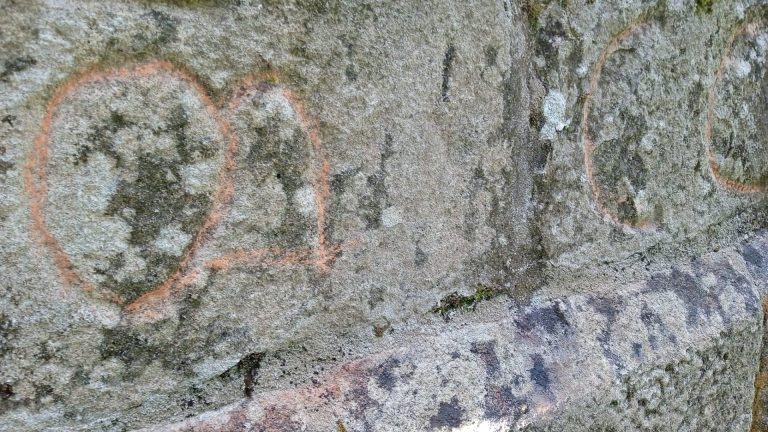Aparecen pintadas en el Mosteiro de Carboeiro en Silleda (A Coruña)