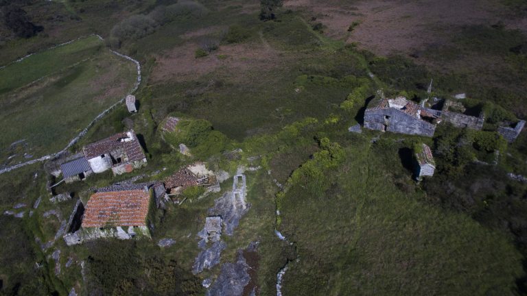 Ferrol emerge como «plato fuerte» en la venta de aldeas abandonadas en Galicia y Pontevedra se estanca por precios altos