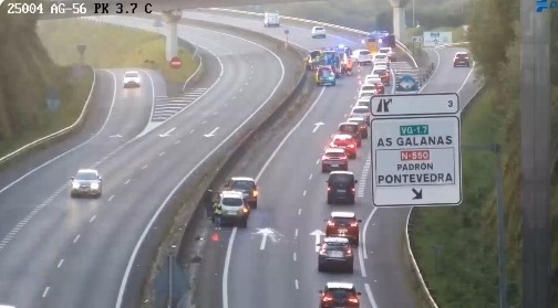 Una colisión por alcance entre dos vehículos en la AG-56, en Santiago, provoca retenciones