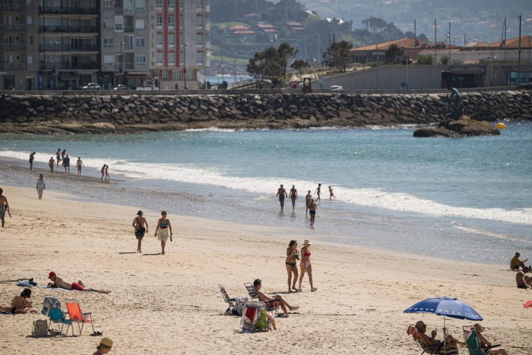 Las altas temperaturas, con valores por encima de 30 grados este lunes, darán paso a lluvias y tormentas en Galicia