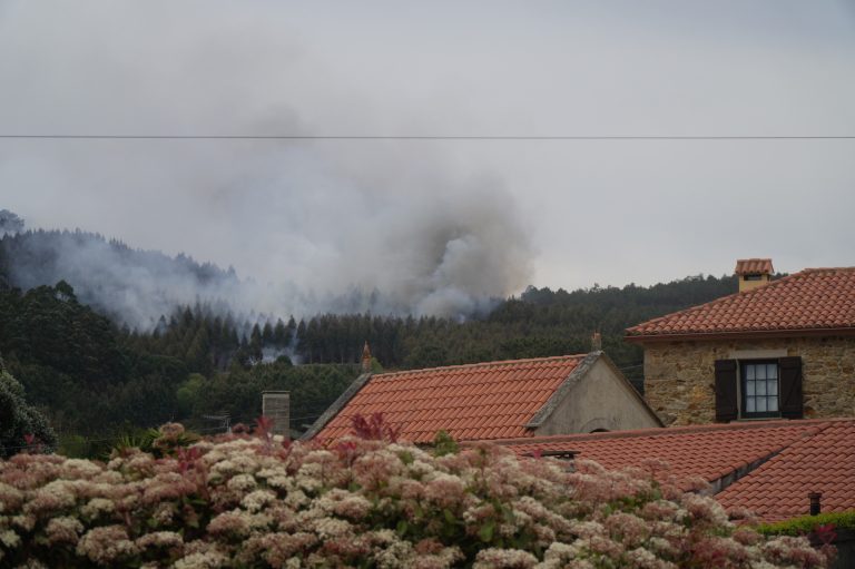 Rural.- Desalojados preventivamente los vecinos de cinco casas en Caión (A Laracha) por el incendio de Carballo