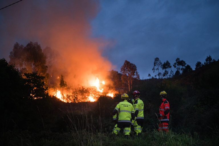 Sucesos.- Desactivado el nivel 2 de emergencia por incendios en Ponteareas (Pontevedra)