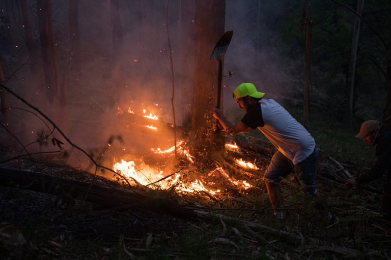 Extinguido el incendio de Ponteareas, que arrasó 750 hectáreas, y controlado el de Carballo, que afecta a 190