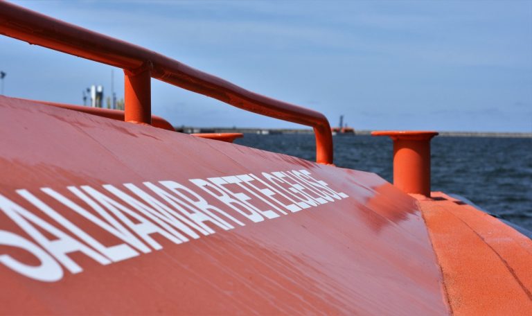 Pesca.- Rescatados los tres tripulantes de un pesquero hundido frente a la costa de Carballo