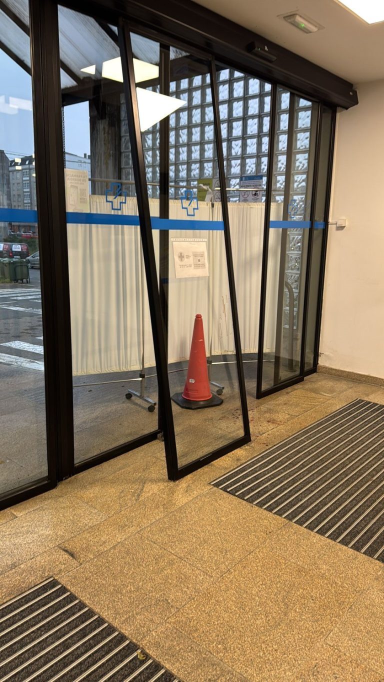Identificado tras romper la puerta del centro de salud de Carballo y llevarse una botella de una máquina de ‘vending’