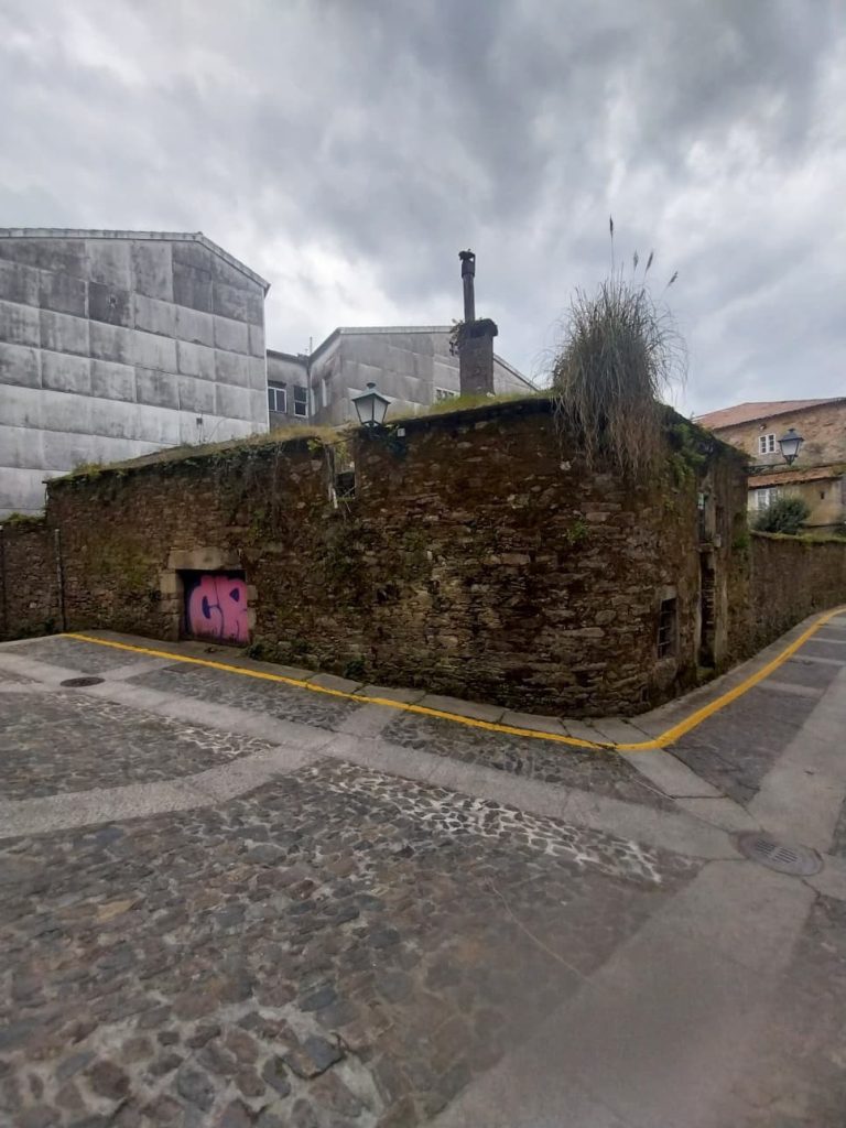 Santiago sacará a puja pública una casa en ruinas en Caramoniña, entre la residencia de Porta do Camiño y el CGAC