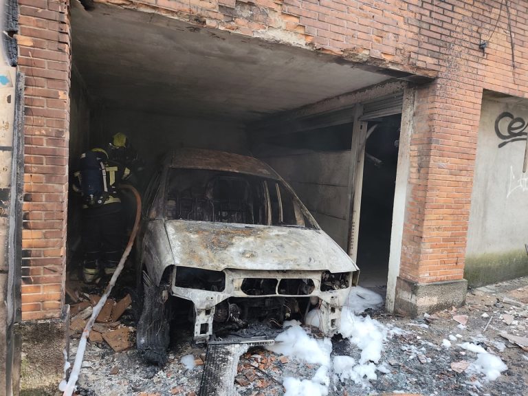 Sucesos.- Arde una furgoneta en un garaje y obliga a evacuar un edificio en Pontevedra