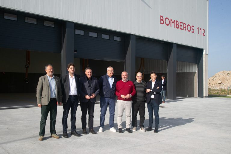 La Diputación de A Coruña y el Ayuntamiento de Arteixo formalizan la entrega del nuevo parque de bomberos de Morás