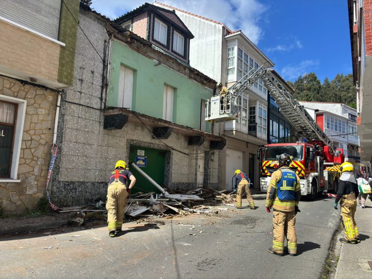 Sucesos.- El derrumbe parcial de la galería de una vivienda abandonada en Ferrol obliga a desmontarla de urgencia