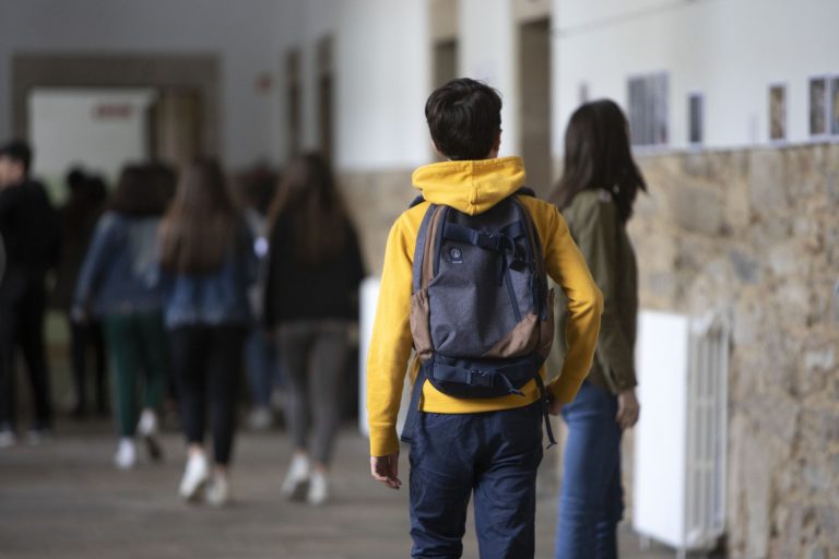 El ANPA del IES de Brión denuncia «altas temperaturas» en las aulas y urge una solución para evitar golpes de calor