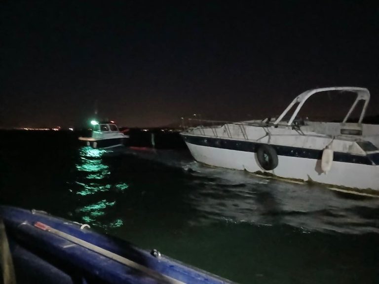 Rescatan a un yate en O Grove (Pontevedra) que embarrancó frente al paseo marítimo
