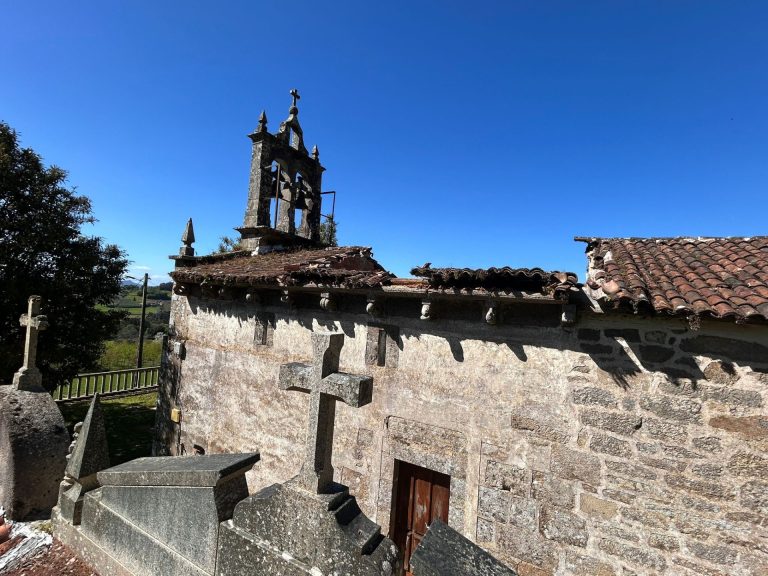 Cae parte del tejado de la iglesia románica de Santa María de Carboeiro, en Silleda (Pontevedra)