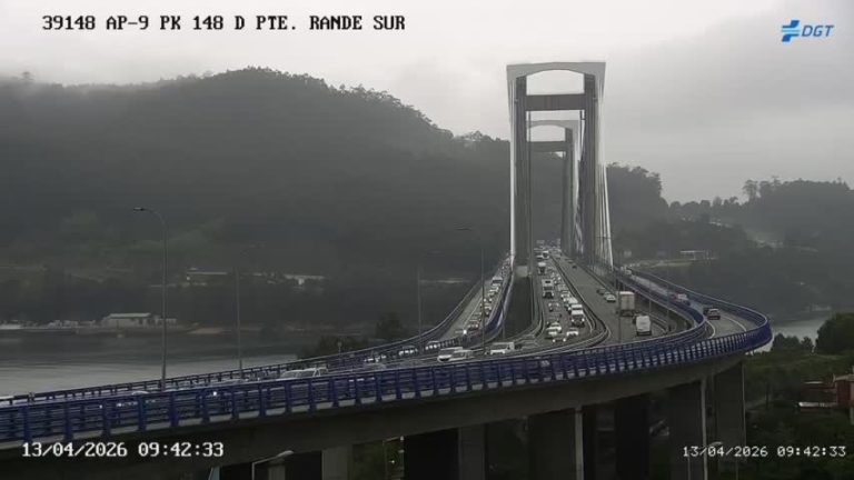 Un accidente entre dos coches provoca colas kilométricas en la AP-9 a su paso por Vigo y deja una persona herida