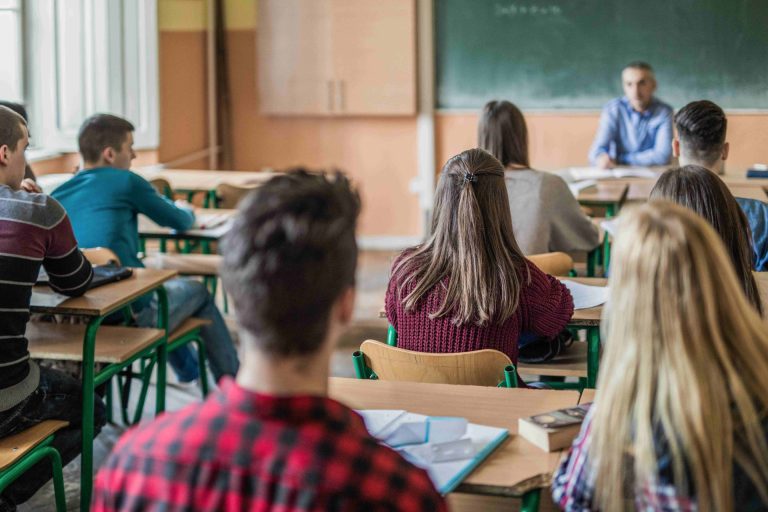 Consello.- Grabar clases salvo autorización se prohibirá por ley en Galicia y se limitará el uso pedagógico de móviles