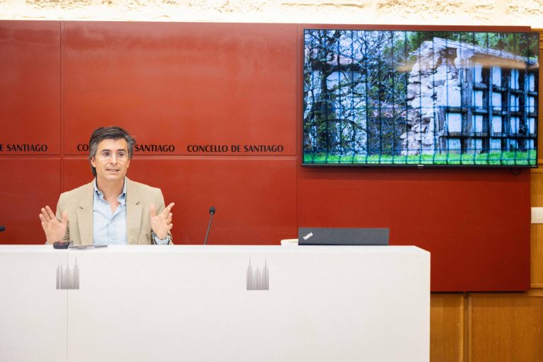 Borja Verea denuncia la «desidia» del Gobierno local al no arreglar el muro de Bonaval, que se derrumbó hace dos meses