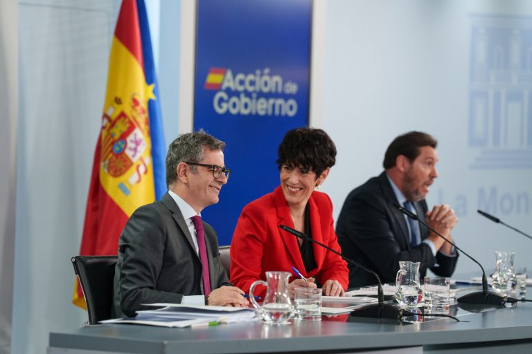 Gobierno aprueba la regularización de migrantes y añade más de 550 trabajadores extra para atender en 450 oficinas