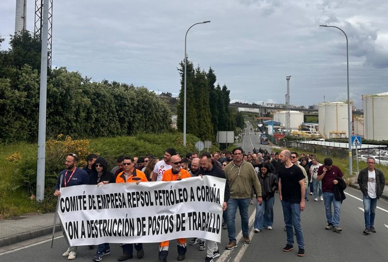 Personal de la refinería de A Coruña se moviliza para denunciar «recorte» de plantilla en la unidad de coque