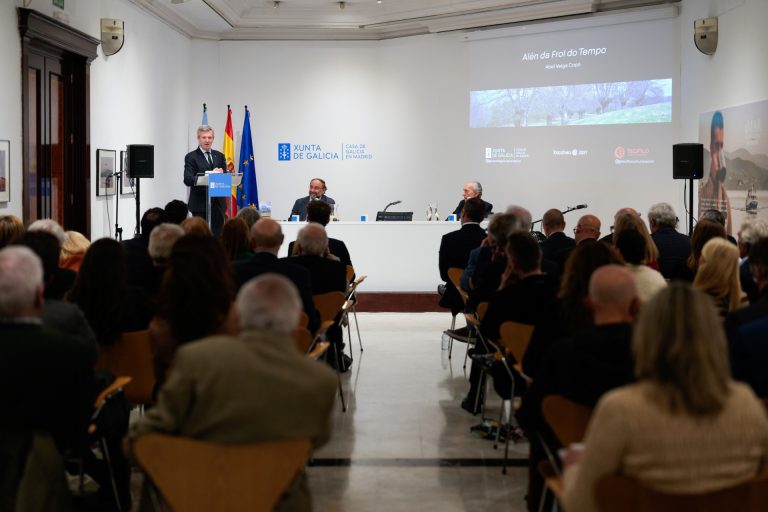 Rueda destaca en la presentación de ‘Alén da frol do tempo’ «el buen momento» del sector del libro en gallego
