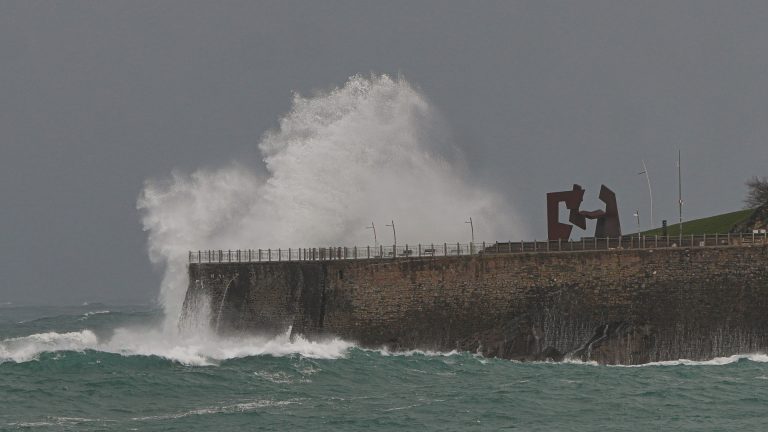 Las temperaturas suben mañana en casi toda España, con hasta 28ºC en el sur, y habrá aviso por olas en Galicia