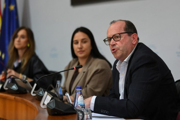 El presidente de Sogama defiende que la incineración «no es contraria al reciclaje» en un bronco debate con la oposición