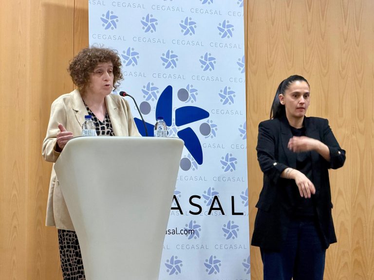 La alcaldesa de Santiago arremete contra las propuestas «ridículas» de la Xunta en materia aeroportuaria
