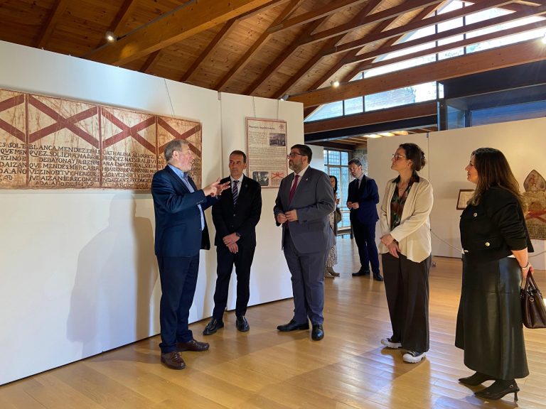 Los sambenitos de la catedral de Tui llegan a Ávila en una exposición de la mano de la Red de Juderías