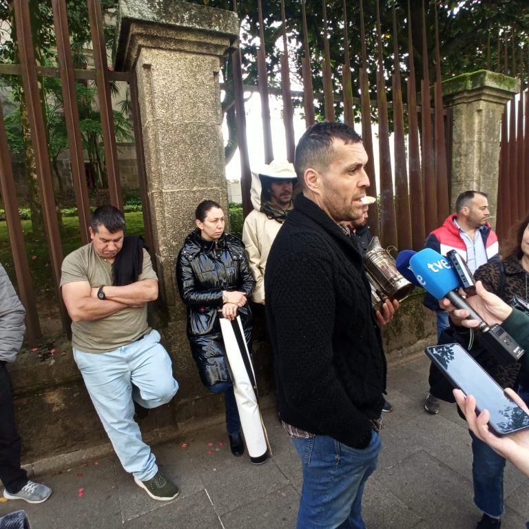 Rural.- Un pequeño grupo de productores se concentra ante el Parlamento contra el acuerdo con Mercosur