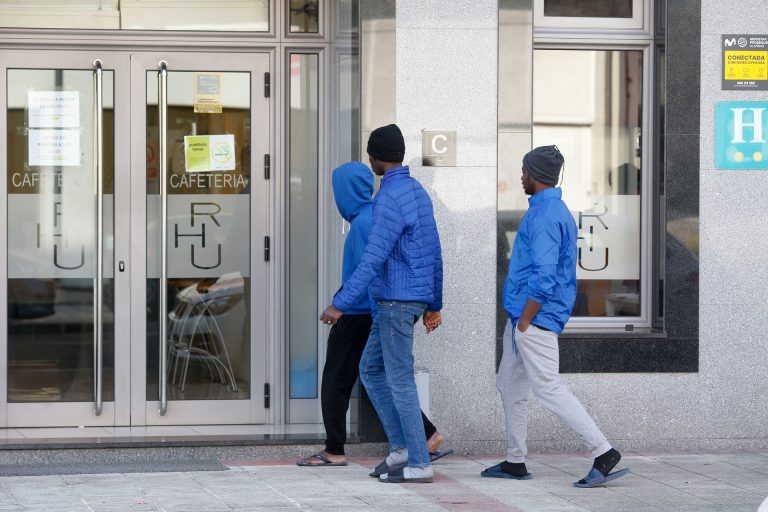 Unos 10.000 migrantes esperan en Galicia la regularización, que arranca el lunes presencialmente con riesgo de «colapso»