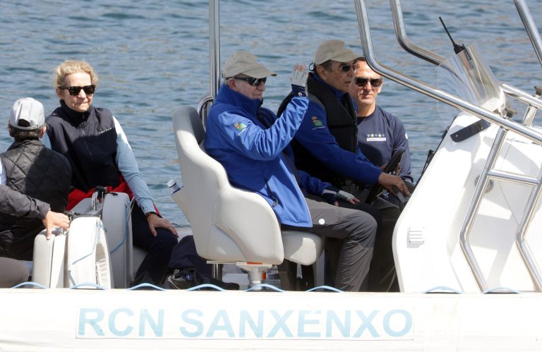Juan Carlos I sale a navegar en Sanxenxo acompañado de su hija Elena para seguir de cerca el primer día de regatas