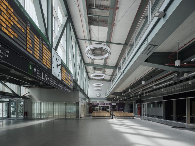 La Xunta cuestiona el plan de mejora en el eje atlántico al quedarse este lunes sin «2.100 plazas» por trenes cancelados